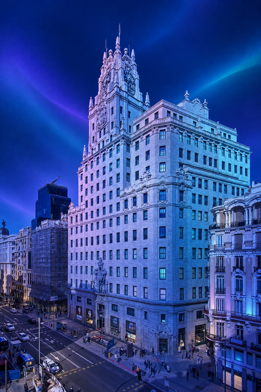 Fachada y torre del edificio Telefónica en la Gran Vía de Madrid